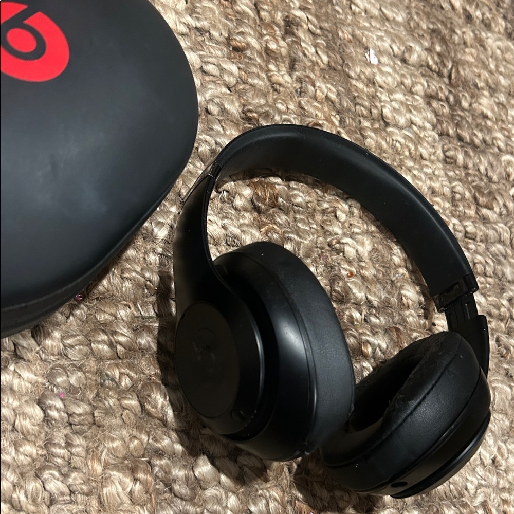 Beats Solo 3 Bluetooth Wireless Over-Ear Headphones - Picture 4 of 10